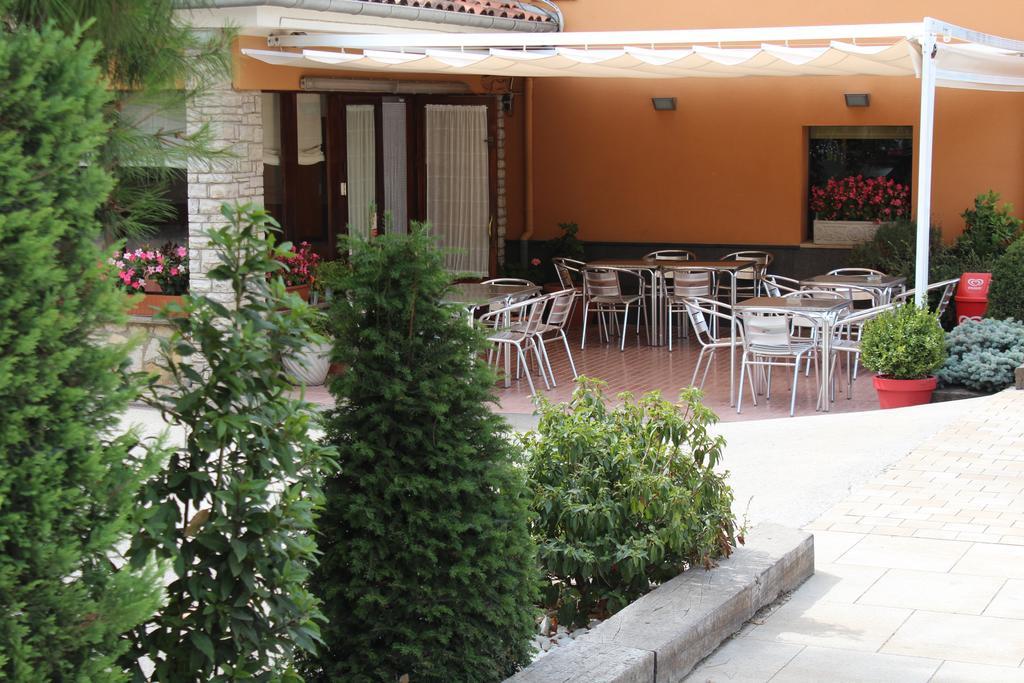 Hostal Montserrat Tona Exterior foto